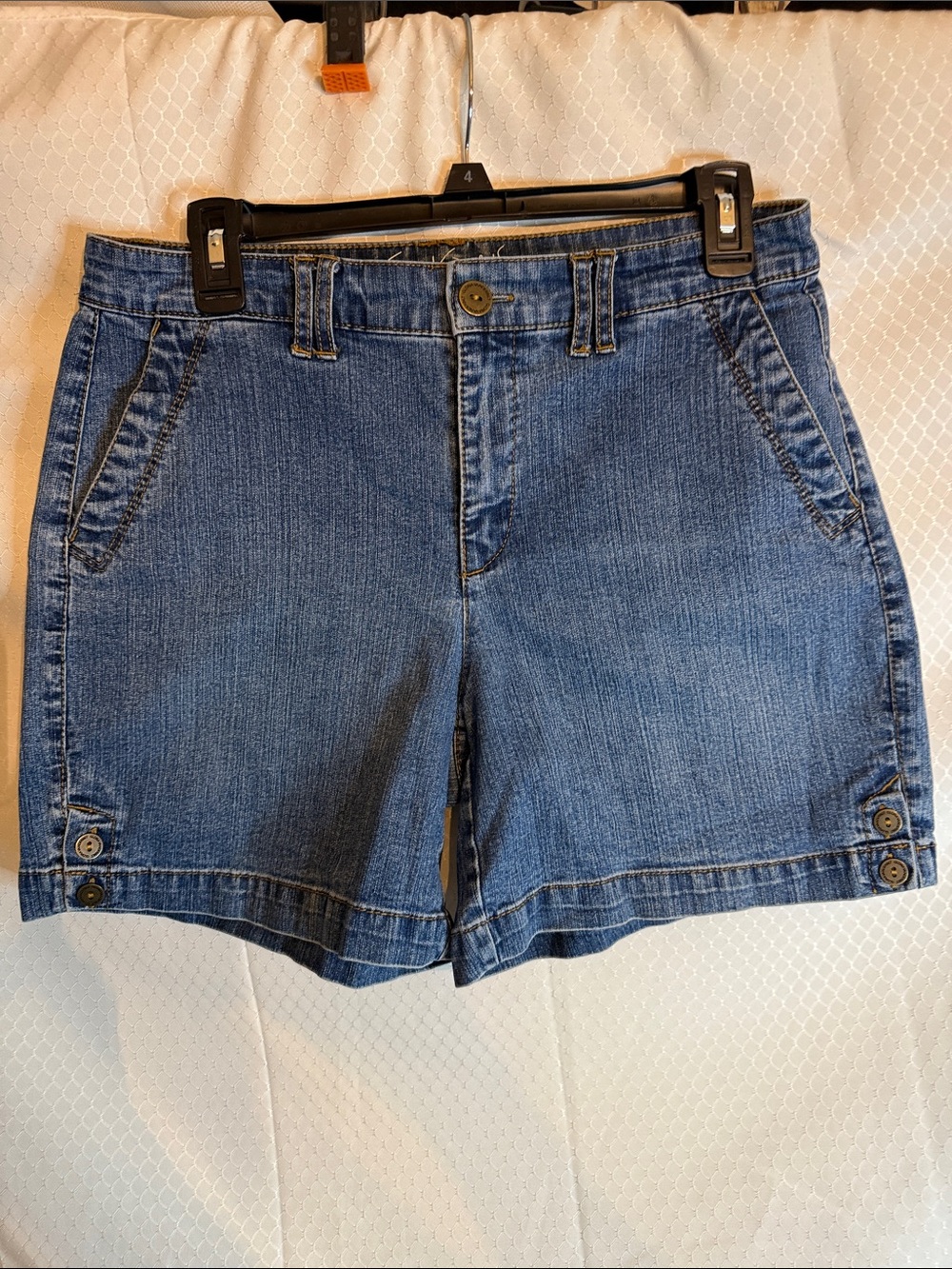 Gloria Vanderbilt all around slimming effect shorts in a size 6